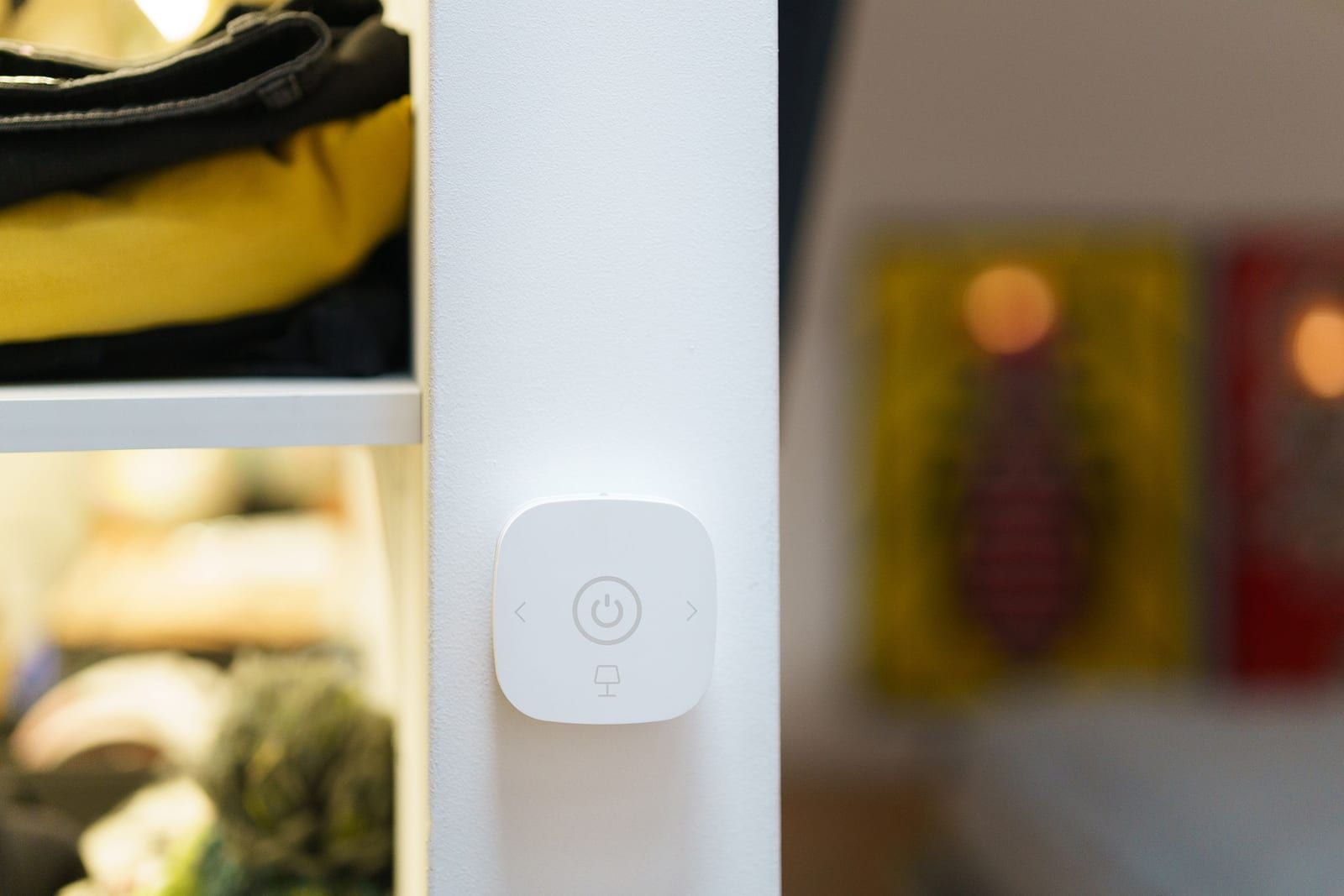 Smarter Lichtschalter an einer Wand in einem Wohnraum