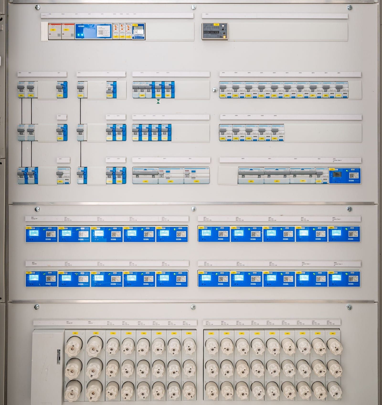 Moderner Elektroverteiler mit Leitungsschutzschaltern